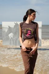 Remera de algodón color marrón con estampado colorido de un caballo parado.