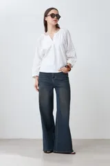 Remera blanca de mangas largas con detalle de broderie.