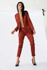Pantalón de vestir color bordó, de corte cigarette con cintura alta y ruedo arremangado.