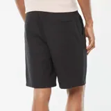 Bermudas negras con cintura elástica y cordones ajustables.