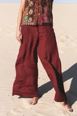 Pantalón palazzo color bordó, de lino, con cintura elastizada y cordón ajustable.