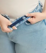 Pantalón de jean de tiro alto, color celeste claro con efecto degradado (más claro en el centro de los muslos). Corte wide leg, ancho desde la cadera hasta el tobillo.