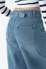 Pantalón de jean negro de tiro medio y corte wide leg.