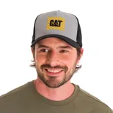 Gorro de camionero gris con visera y parte trasera de rejilla negra. Logotipo de Caterpillar bordado en la parte delantera.