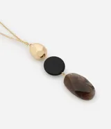 Collar largo con cadena dorada y colgantes de resina: esfera dorada, círculo negro y piedra facetada marrón.