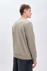 Sudadera verde militar con cuello redondo y estampado de iconos marinos en el pecho.