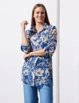 Camisa de mangas largas con estampado floral en tonos azules, blancos y amarillos.