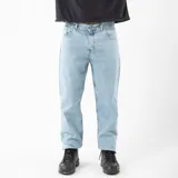 Pantalón jean celeste de corte recto.