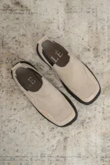 Botas Chelsea de cuero color marrón con paneles laterales elásticos negros y suela track de goma negra.