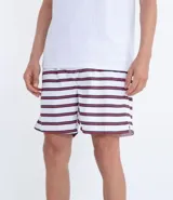 Bermuda masculina rayada blanca con rayas horizontales finas color rojo y azul marino, de microfibra con ajuste de cordón en la cintura.