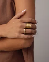 Anillo ancho de alpaca con textura irregular.