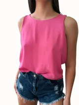 Blusa sin mangas de color rosado con detalle de lazo en la espalda.