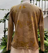 Remera de manga larga color beige con cuello en V y estampado botánico.