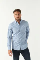 Camisa celeste a cuadros, de corte slim fit, manga larga y logo bordado. Confeccionada en 100% algodón.