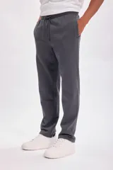 Pantalón deportivo gris oscuro de corte recto.