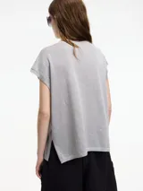 Chaleco de punto negro con textura metalizada y escote en v.