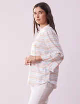 Blusa estampada a rayas horizontales en tonos celeste, blanco y naranja, con cuello mao, escote en V y abertura con botones. Delantero con punto smock. Manga ¾ con terminación amplia.
