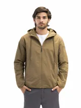 Campera rompevientos color marrón claro, con capucha ajustable, cierre frontal y puños y ruedo con elástico.