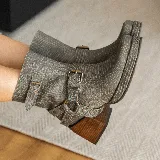 Bota corta de cuero vacuno color gris con textura tipo piel de reptil, taco de madera foleado y estribo desmontable.