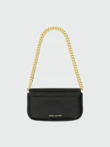 Bolso bandolera Marc Jacobs The Mini, color crema, con correa ancha de tela con logo de la marca y cadena dorada decorativa.