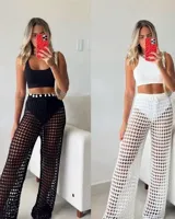 Pantalón de red calado color blanco, estilo playero, con cordón ajustable en la cintura.