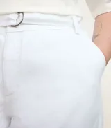 Pantalón wide leg color blanco, de sarga, con bolsillos cargo laterales, bolsillos tipo cuchillo, bolsillos traseros, ajuste elástico en la cintura y cinturón.