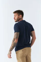 Remera blanca de algodón con cuello redondo y estampado frontal con texto en gris.