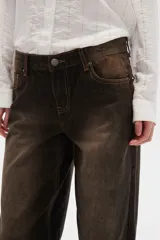 Pantalón de jean marrón con efecto desgastado, corte ancho y tiro bajo.