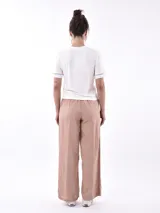 Remera verde claro de mangas cortas con detalle de calado en los bordes.