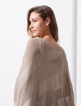 Poncho calado de lurex color amarillo, con terminación asimétrica.