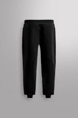 Pantalón jogger color marrón oscuro, corte regular fit, confeccionado en tejido técnico compacto de algodón con elasticidad. Cuenta con cintura elástica ajustable con cordón, bolsillos frontales y bolsillo lateral con cierre de cremallera.