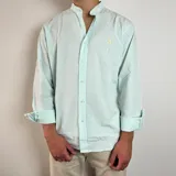 Camisa celeste con rayas verticales blancas, cuello mao, corte regular y logo bordado en el pecho.