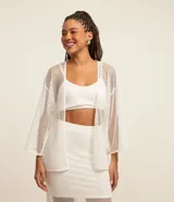 Kimono blanco de punto con sisa desplazada y mangas cortas.