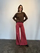 Pantalón jean fucsia de tiro medio, corte wide leg con godets y ruedo desflecado.