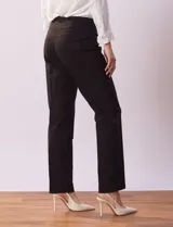 Pantalón negro de gabardina elastizada, marca Ruby Rd. Diseño pull-on con bolsillos simulados en la parte delantera y bolsillos aplicados en la parte trasera.