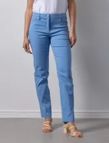 Pantalón de gabardina elastizada color celeste, marca Zac & Rachel, de corte slim. Tiene pretina con pasadores, botón y cierre. Delantera con tres bolsillos y trasera con bolsillos ojal.