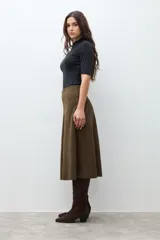 Falda midi de corte A, color verde oliva, con textura que simula gamuza.