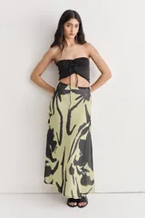 Falda larga de jersey, color verde claro con estampado abstracto en negro.