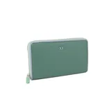 Billetera verde de cuero sintético con cierre perimetral, logo XL grabado en el frente y herrajes plateados. Cuenta con 16 compartimentos internos y un bolsillo con cierre.