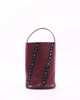 Bolso matero color bordó, de cuero, con doble asa (una de mano y otra larga desmontable), divisor interno para termo y mate, y bolsillo interior.