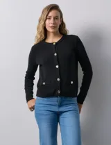 Cardigan tejido color beige, marca Ninety. Escote a la base y abertura central con botones metálicos. Delantera con bolsillos simulados.