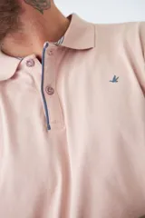 Polo blanco de manga corta con logo estampado y cierre parcial con botones. Corte regular.