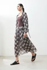 Maxi falda marrón con estampado escocés.