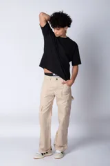 Remera color crudo de corte cuadrado y holgado, con cuello redondo y mangas cortas. Confeccionada en algodón pesado.