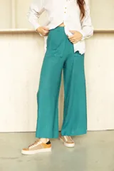 Pantalón wide color azul con terminaciones desflecadas.