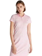 Vestido corto Tommy Hilfiger a rayas horizontales rosas y blancas, con cuello tipo chomba y tapeta de botones. Logo de la marca bordado en el pecho. Corte slim.