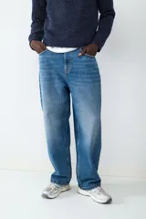 Jean celeste de corte recto y holgado, con diseño clásico de cinco bolsillos, cierre de botón y cremallera.