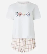 Conjunto de pijama corto compuesto por una remera de algodón blanca con estampado de mascotas y un short de viscosa a cuadros en tonos rosa y beige con volados en el ruedo.