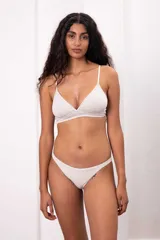 Conjunto de ropa interior color gris melange, compuesto por un corpiño triangular de algodón con breteles finos y una bombacha vedetina de doble tejido sin costuras visibles.