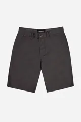 Bermuda color beige, de corte chino clásico, con pasacinto y logo bordado.